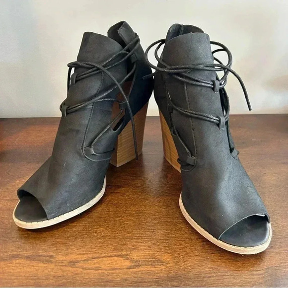 QUPID Peep-Toe Chunky Heeled Sandals Faux Suede 3.7 Inch Heel. Size 8.5 US EUC. - Picture 2 of 9